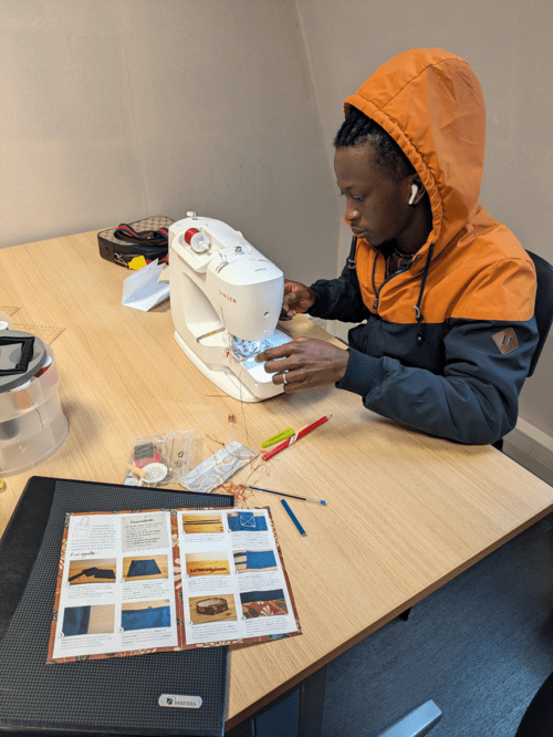 Suite à l’obtention du prix Jean-Marie Oudot, la MECS SAMIDA a concrétisé son projet d’atelier couture (achat d’équipements, salle de couture, formation de professionnels à l’IRTS de Lille). Ce jeudi, plusieurs jeunes se sont lancés studieusement dans la création de Tot-bags et pochette.