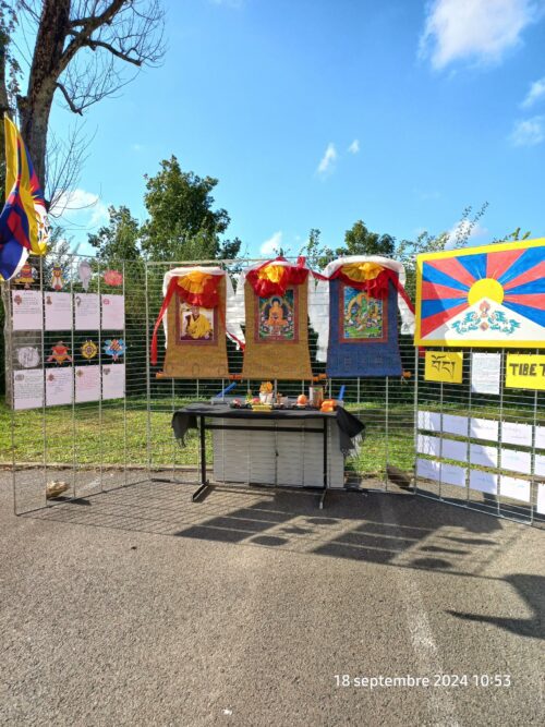 Le CADA et l’HUDA de Chatillon sur Seine ont ouvert leurs portes le 18 septembre. es visiteurs ont ainsi découvert 4 stands des spécificités du pays, des spécialités culinaires,  des costumes, danses et chants traditionnels . Une journée gaie, riche en couleurs, en musique et en échanges.