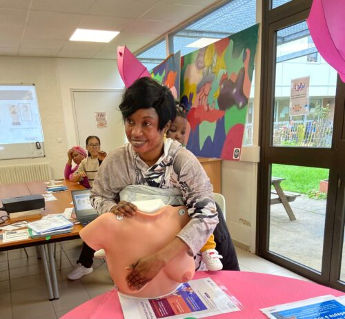 Dans le cadre de la semaine de l’intégration, le CPH et AGIR 86 ont réuni leurs bénéficiaires autour d’un atelier couture, une intervention de la CPAM pour la prévention du cancer du sein et l’autopalpation, puis une marche « octobre rose » au bord du Clain qui s’est déroulée sous un ciel clément.