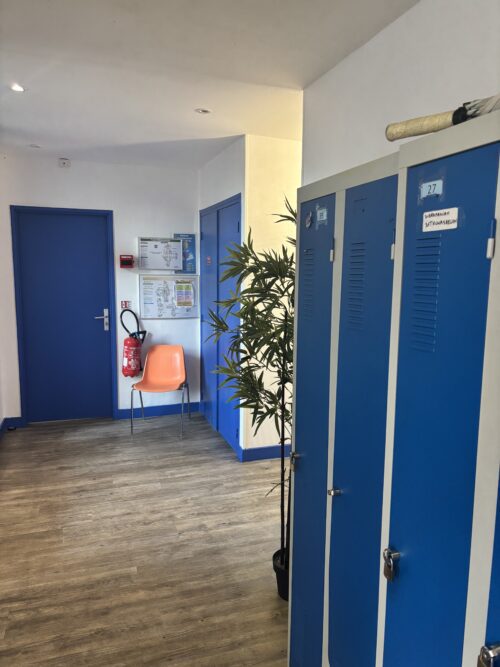 « La vie en bleue » est un projet de réfection du dispositif Notre-Dame-de-Bon-Secours qui a permis aux salariés et usagers de repeindre ensemble les plaintes et portes du dispositif dans des tons qu’ils ont choisis ensemble. Merci à eux!
