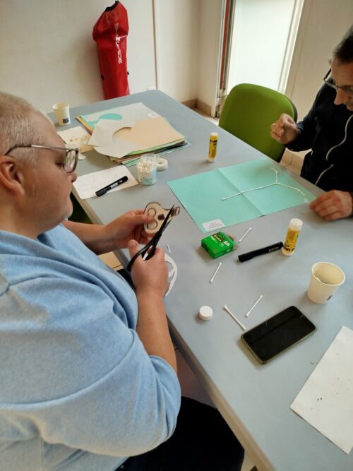 Atelier collectif organisé à la résidence sociale d’Avallon, réunissant les résidents adultes et enfants de tous les services ( Résidence Sociale, PF, CADA, SHT et HUDA ). Au programme était proposé : maquillage, activités manuelles et goûter en musique effrayante.