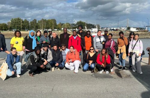 Le 26 septembre dernier, sortie à Honfleur ! Ce projet mutualisé entre les CHU MLK (17e) et NDBS (14e) a permis aux hébergé(e)s de profiter d’une journée loin de la grisaille parisienne. Au programme : flâneries dans la cité médiévale, balade sur la plage et crêpes sur une terrasse ensoleillée.