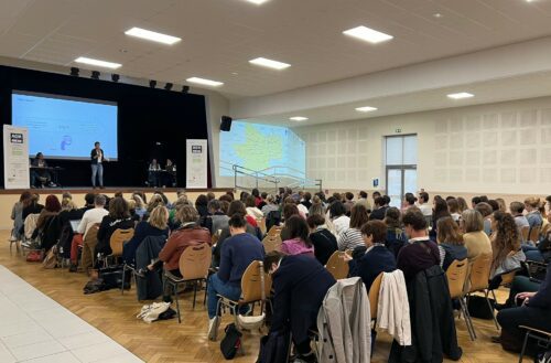 AGIR 71 : une journée organisée avec les services de la Préfecture, de l’OFII et de la DDETS rassemblait plus de 120 personnes impliquées dans l’intégration en Saône-et-Loire, afin de développer des partenariats pour faciliter l’insertion des bénéficiaires de la protection internationale.