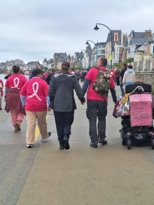 Ce dimanche 6 octobre, la Maison d’Accueil Spécialisée « Les Petites Pierres » de Saint-Pierre-de-Plesguen a fièrement participé à la marche La Malouine à Saint-Malo pour soutenir Octobre Rose. Trois résidents , accompagnés de Yohan, Magalie, Nathalie, Sébastien et Stéphanie.