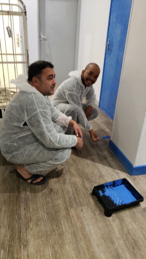 « La vie en bleue » est un projet de réfection du dispositif Notre-Dame-de-Bon-Secours qui a permis aux salariés et usagers de repeindre ensemble les plaintes et portes du dispositif dans des tons qu’ils ont choisis ensemble. Merci à eux!