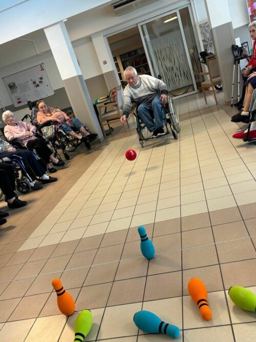 Concours de bowling EHPAD Les Larrisle 16 octobre le concours mensuel de bowling a été réalisé. Bravo à tous les participants et surtout à Kim notre grand vainqueur