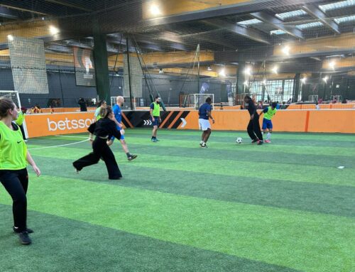 Le pôle Premier Accueil et Urgence Insertion 91 ont organisé un tournoi d’Urban soccer (foot à 5 vs 5) à l’Urban Soccer d’Évry. Un tournoi mixte réunissant salariés et résidents/domiciliés. L’objectif était de partager un moment convivial autour du sport, et c’est mission accomplie !
