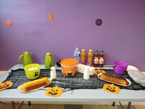 Atelier collectif organisé à la résidence sociale d’Avallon, réunissant les résidents adultes et enfants de tous les services ( Résidence Sociale, PF, CADA, SHT et HUDA ). Au programme était proposé : maquillage, activités manuelles et goûter en musique effrayante.