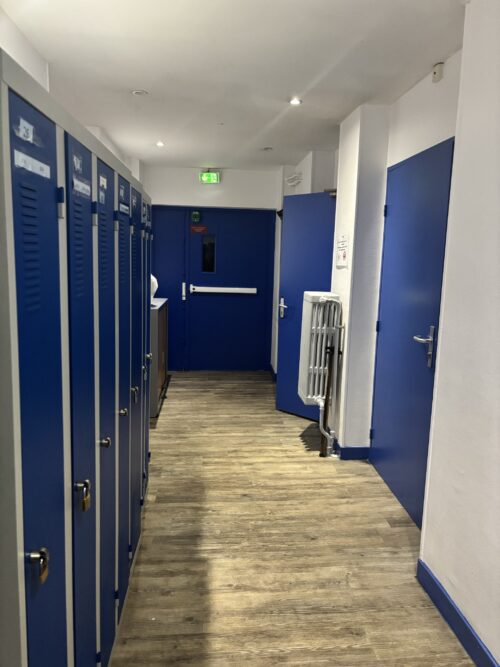 « La vie en bleue » est un projet de réfection du dispositif Notre-Dame-de-Bon-Secours qui a permis aux salariés et usagers de repeindre ensemble les plaintes et portes du dispositif dans des tons qu’ils ont choisis ensemble. Merci à eux!