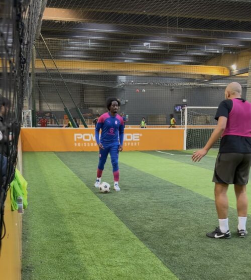 Le pôle Premier Accueil et Urgence Insertion 91 ont organisé un tournoi d’Urban soccer (foot à 5 vs 5) à l’Urban Soccer d’Évry. Un tournoi mixte réunissant salariés et résidents/domiciliés. L’objectif était de partager un moment convivial autour du sport, et c’est mission accomplie !