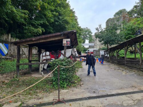 Retour au moyen âge avec le spectacle la légende des chevaliers et visite de la ville de Provins pour la pension de famille de Sens !
