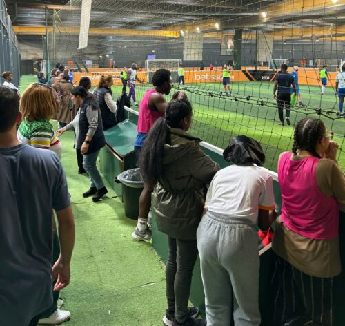 Le pôle Premier Accueil et Urgence Insertion 91 ont organisé un tournoi d’Urban soccer (foot à 5 vs 5) à l’Urban Soccer d’Évry. Un tournoi mixte réunissant salariés et résidents/domiciliés. L’objectif était de partager un moment convivial autour du sport, et c’est mission accomplie !