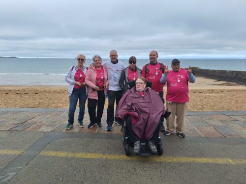 Ce dimanche 6 octobre, la Maison d’Accueil Spécialisée « Les Petites Pierres » de Saint-Pierre-de-Plesguen a fièrement participé à la marche La Malouine à Saint-Malo pour soutenir Octobre Rose. Trois résidents , accompagnés de Yohan, Magalie, Nathalie, Sébastien et Stéphanie.