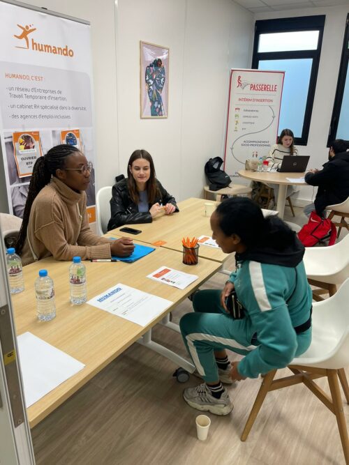 Dans le cadre de la semaine d’intégration des réfugiés, le Pôle d’intégration et d’insertion de Créteil a organisé le vendredi 18 novembre 2024 un JOB DATING. Les bénéficiaires de COALLIA du 94 ont pu rencontrer et échanger avec nos partenaires emplois. Cette journée a offert de belles opportunités.