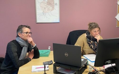 DUODAY 2024 : un duo formé à l’HUDA de Troyes ! Une journée d’échange à la découverte des missions du poste d’agent administratif.Duo Day : Evénement national qui permet à des milliers de personnes en situation de handicap de découvrir différents métiers en étant en duo avec un professionnel.
