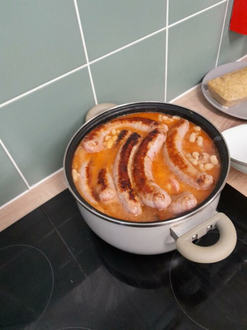 Bonjour à tous, nous vous présentons notre repas commun à la pension de famille Frida Kahlo de ce 29 novembre. Cake aux olives, Cassoulet, Boursin, poires au sirop et caramel. Et le café, bien sur. Vous avez tous le bonjour de : Michel, Alain, Etienne, Philippe, Denis Bruno, Vito