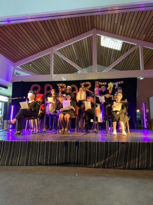 CABARET. Nous n’étions pas au Moulin Rouge mais presque! Quelques résidents accompagnés de salariés, famille et danseurs bénévoles sont montés sur scène pour nous en mettre plein la vue! Une fantastique aventure humaine à découvrir sur le fb de l’Ehpad : LaMaison DuTelhuet