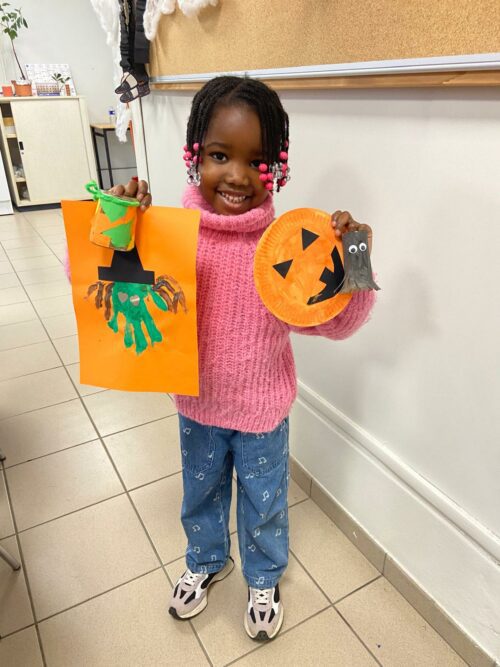 Atelier créatif thème Halloween pendant les vacances au CPH de Poitiers. Très appliqués, les enfants sont repartis avec leurs fabrications pour décorer la maison, et avec quelques gourmandises bien sûr !