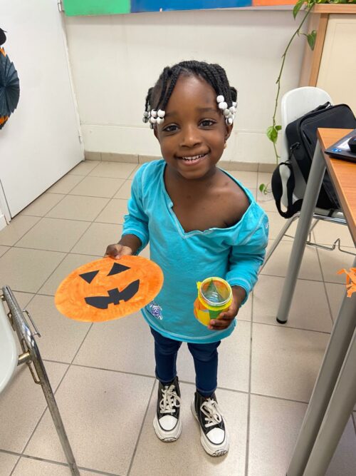 Atelier créatif thème Halloween pendant les vacances au CPH de Poitiers. Très appliqués, les enfants sont repartis avec leurs fabrications pour décorer la maison, et avec quelques gourmandises bien sûr !