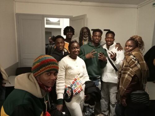 Le vendredi 22 novembre, des jeunes du SAMNA ont participé au concert de Tiken Jah Fakoly à Abbeville. 1er concert pour certains, grosse ambiance et, cerise sur le gâteau, rencontre avec l’artiste pour un échange riche en émotions… Magique !