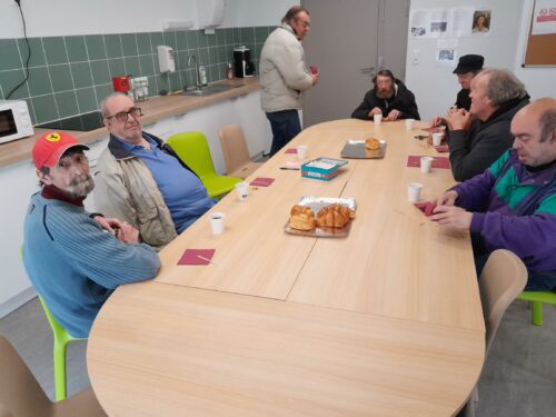 Aujourd’hui petit déjeuner avec un de nos nouveaux résidents, et attention, discussion autour des élections américaines. Déjà de belles discussions en perspectives.Nous souhaitons la bienvenue à Bruno et Adrien à Frida Kahlo