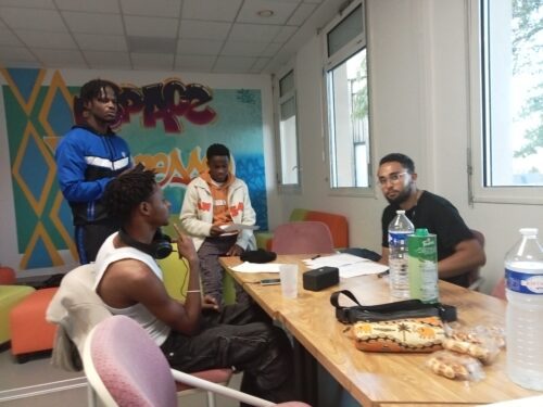 Du 21 au 25 octobre, des jeunes du SAMNA ont participé a un projet rap encadré par l’artiste Chedi Chaka. Ils ont pu bénéficier d’ateliers d’écriture afin de se préparer au passage derrière le micro en studio. L’objectif de cette action est de travailler l’estime de soi avec la pratique artistique.