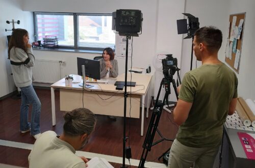 Et ça tourne ! 📹🎞️ Tournage en cours à Epinal dans les Vosges (88) au sein du dispositif Coallia AGIR (Accompagnement global et individualisé des personnes réfugiées). Participation active des membres de l’équipe, partenaires et bénéficiaires de la protection internationale. A suivre !