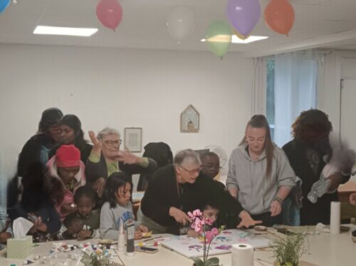 Le 20 novembre marque la journée internationale des droits de l’enfant, l’occasion pour l’équipe du CADA de Livry-Gargan de réunir les 44 enfants accompagnés de leurs parents  pour célébrer l’évènement autour d’une projection vidéo, de la création d’une fresque et d’un goûter.