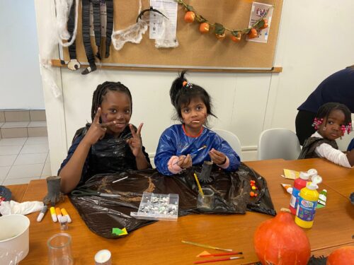 Atelier créatif thème Halloween pendant les vacances au CPH de Poitiers. Très appliqués, les enfants sont repartis avec leurs fabrications pour décorer la maison, et avec quelques gourmandises bien sûr !