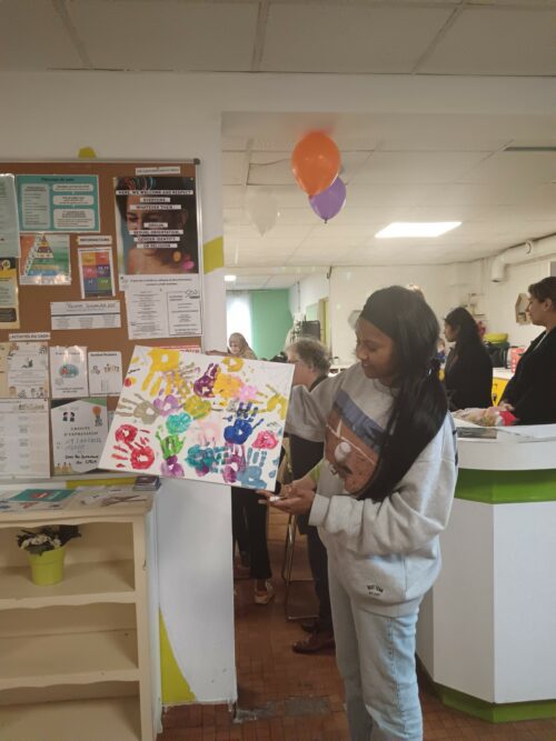 Le 20 novembre marque la journée internationale des droits de l’enfant, l’occasion pour l’équipe du CADA de Livry-Gargan de réunir les 44 enfants accompagnés de leurs parents  pour célébrer l’évènement autour d’une projection vidéo, de la création d’une fresque et d’un goûter.