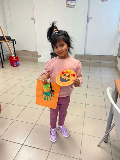 Atelier créatif thème Halloween pendant les vacances au CPH de Poitiers. Très appliqués, les enfants sont repartis avec leurs fabrications pour décorer la maison, et avec quelques gourmandises bien sûr !