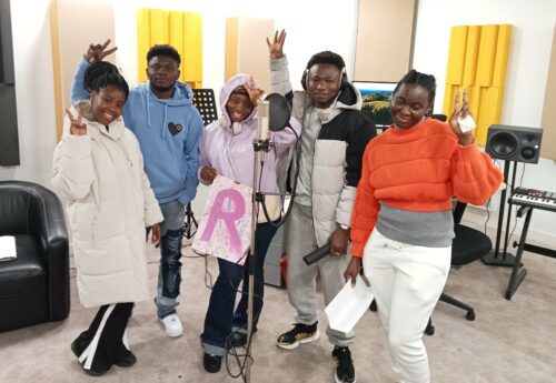 Le samedi 23 novembre, des jeunes du SAMNA ont participé au festival du conte et de la calligraphie au centre culturel L’Etoile du Sud. Atelier graff improvisé, visite du studio d’enregistrement et projections de projets divers avec la structure (MAO, rap, slam, danse…).