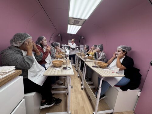 Lundi 4 novembre 2024, un atelier dédié aux femmes a été organiser grâce au salon de soin et de bien être, porté par « Banlieues santé ». Ce camion itinérant permet aux femmes d’effectuer des soin de leur peau/visage et d’obtenir des conseils adaptés à elles, de la part de la socio esthéticienne.