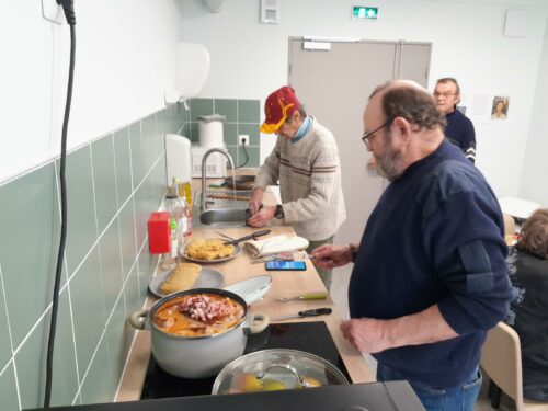 Bonjour à tous, nous vous présentons notre repas commun à la pension de famille Frida Kahlo de ce 29 novembre. Cake aux olives, Cassoulet, Boursin, poires au sirop et caramel. Et le café, bien sur. Vous avez tous le bonjour de : Michel, Alain, Etienne, Philippe, Denis Bruno, Vito