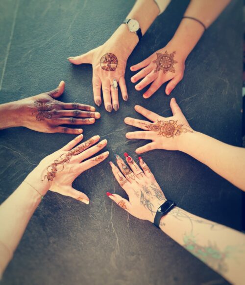 Mardi 26 novembre nous avons participé à un atelier de tatouage au henné organisé par l’ESCAB de Méru et animé par Nawal Cherraj. Un moment convivial et agréable !