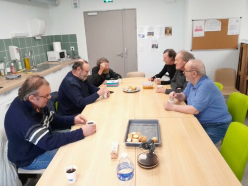 Bonjour à tous, nous vous présentons notre repas commun à la pension de famille Frida Kahlo de ce 29 novembre. Cake aux olives, Cassoulet, Boursin, poires au sirop et caramel. Et le café, bien sur. Vous avez tous le bonjour de : Michel, Alain, Etienne, Philippe, Denis Bruno, Vito