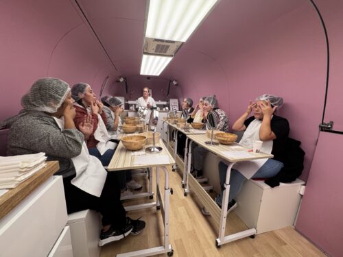 Lundi 4 novembre 2024, un atelier dédié aux femmes a été organiser grâce au salon de soin et de bien être, porté par « Banlieues santé ». Ce camion itinérant permet aux femmes d’effectuer des soin de leur peau/visage et d’obtenir des conseils adaptés à elles, de la part de la socio esthéticienne.