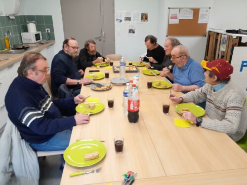 Bonjour à tous, nous vous présentons notre repas commun à la pension de famille Frida Kahlo de ce 29 novembre. Cake aux olives, Cassoulet, Boursin, poires au sirop et caramel. Et le café, bien sur. Vous avez tous le bonjour de : Michel, Alain, Etienne, Philippe, Denis Bruno, Vito