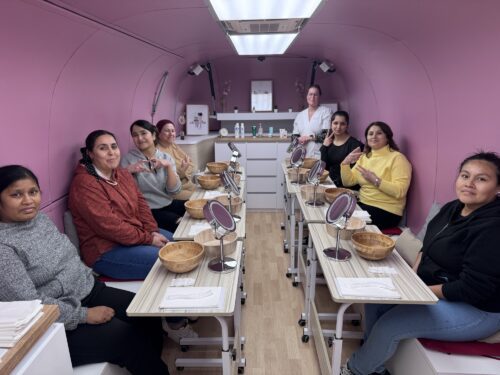 Lundi 4 novembre 2024, un atelier dédié aux femmes a été organiser grâce au salon de soin et de bien être, porté par « Banlieues santé ». Ce camion itinérant permet aux femmes d’effectuer des soin de leur peau/visage et d’obtenir des conseils adaptés à elles, de la part de la socio esthéticienne.