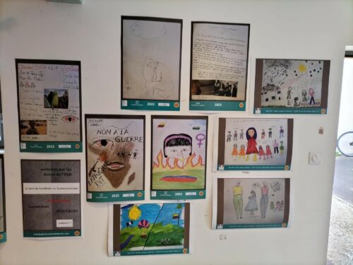 L’association contre la violence Reahvi a proposé des temps d’expression et d’échange au travers d’ateliers aux personnes des CADA/HUDA de Dijon et de Plombières : jardin, affiches et portrait de famille. Mercredi 4 décembre, une exposition a été organisée sur un temps convivial et de partage.