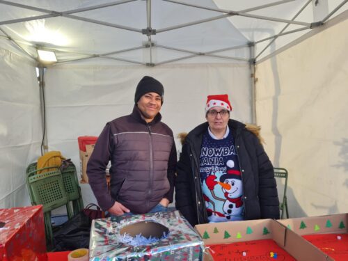 Village de Noël sur le quartier des Champs Plaisants, comme tous les ans les résidents de la pension de famille de Sens ont tenu un stand  dans le froid et la bonne humeur !Jeux pour les petits et les grands, confection maison d’objets, de pizzas et de gâteaux