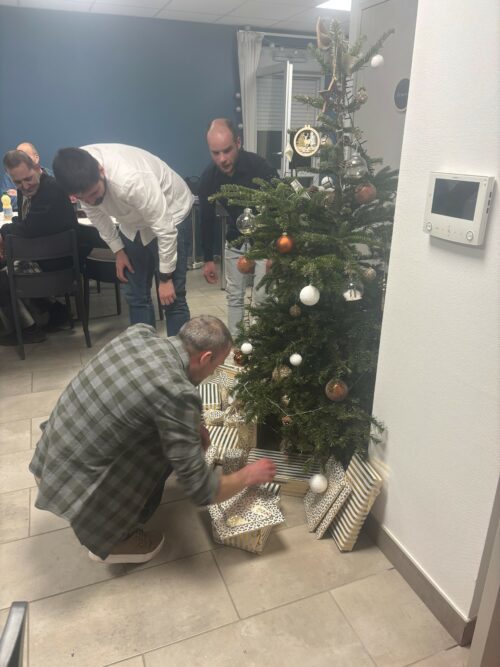 Les résidents de la Maison Relais de la Blaiserie (86) ont vraiment appréciés leur soirée de Noël. Ils se sont régalés avec un repas entièrement fait maison, et étaient heureux de leurs cadeaux.