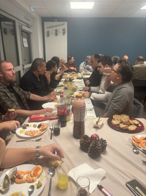 Les résidents de la Maison Relais de la Blaiserie (86) ont vraiment appréciés leur soirée de Noël. Ils se sont régalés avec un repas entièrement fait maison, et étaient heureux de leurs cadeaux.