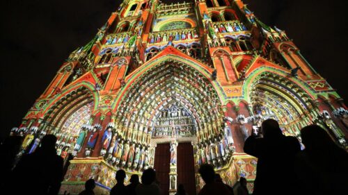 Le vendredi 29 novembre, des jeunes du SAMNA ont participé à la première du spectacle Chroma avec ses illuminations projetées sur la façade de la cathédrale. Du froid mais surtout de l’émerveillement à chaque tableau !