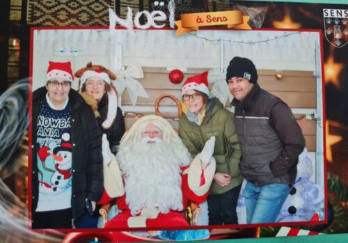 Village de Noël sur le quartier des Champs Plaisants, comme tous les ans les résidents de la pension de famille de Sens ont tenu un stand  dans le froid et la bonne humeur !Jeux pour les petits et les grands, confection maison d’objets, de pizzas et de gâteaux