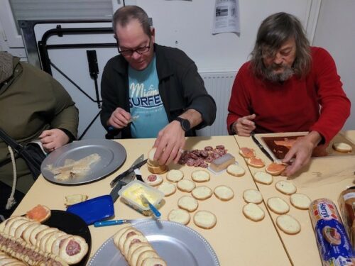 Les résidents de la pension de famille d’Avallon (89) se sont réunis pour clôturer cette année 2024, autour d’un buffet réalisé par leur soins, dans une ambiance festive et chaleureuse.
