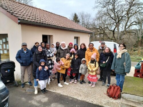 L’association contre la violence Reahvi a proposé des temps d’expression et d’échange au travers d’ateliers aux personnes des CADA/HUDA de Dijon et de Plombières : jardin, affiches et portrait de famille. Mercredi 4 décembre, une exposition a été organisée sur un temps convivial et de partage.