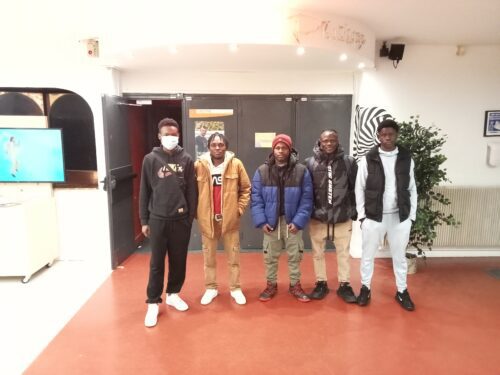 Le mercredi 15 septembre, des jeunes du SAMNA ont participé au spectacle « J’ai plusieurs terres » de la compagnie Yaena au Safran autour des questions liées à la famille et à la construction identitaire. Ils ont pu aussi rencontrer l’auteure Mavikana Badinga afin d’échanger leurs impressions.