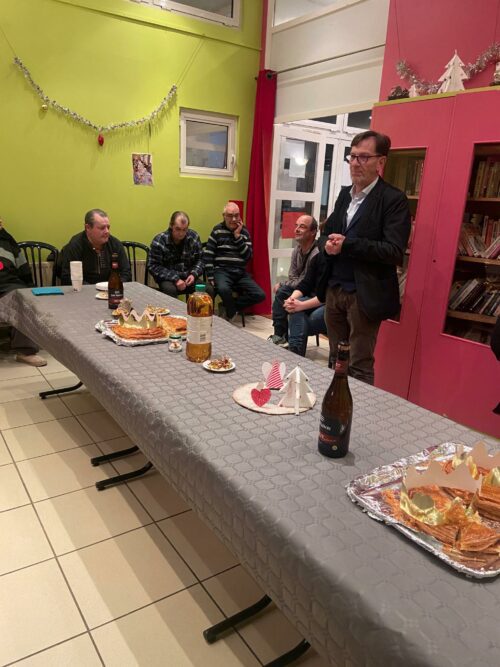 Le 16 janvier a eu lieu la présentation des vœux du responsable d’hébergement de la résidence COLUCHE de Semur.Tous les dispositifs( Résidence Accueil, Résidence Sociale et FJT) ainsi que plusieurs partenaires y ont assisté. L’organisation avait été assurée par les résidents.