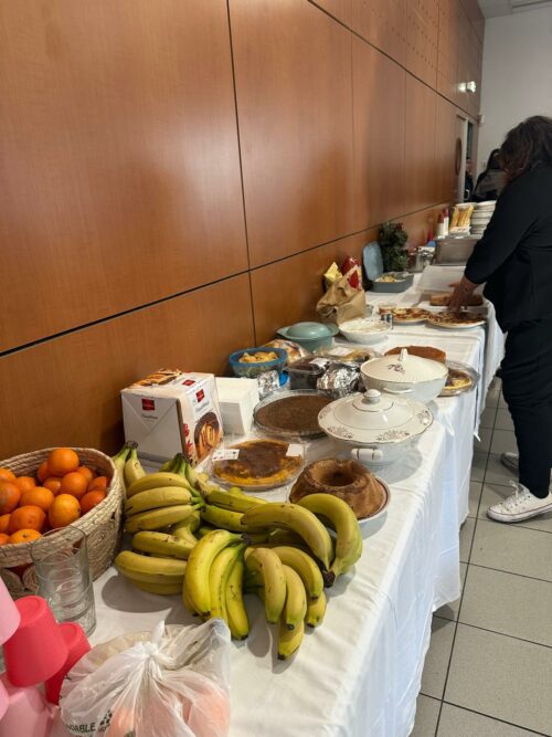 Le 04/12/2024, les CPH, CADA, PF et RS ont organisé la « fête de l’hiver » avec les usagers. Chaque participant a cuisiné un plat de son pays afin de partager un repas dans la convivialité et la bonne humeur. Un magicien était présent, des jeux en bois et de la musique était au rendez-vous.
